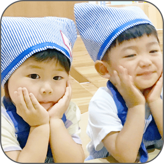 子供達が遊んでいる画像