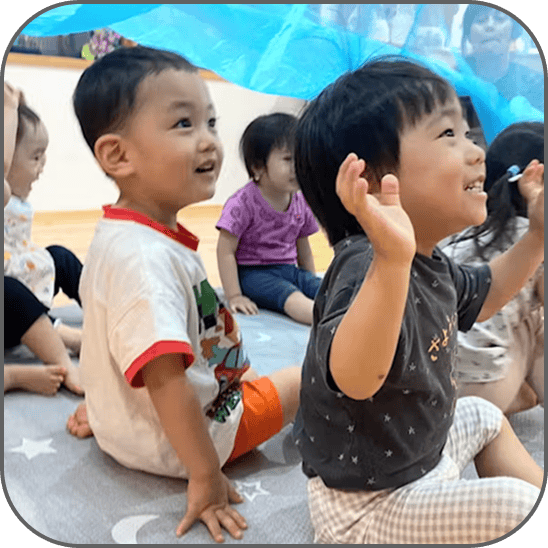 子供達が遊んでいる画像