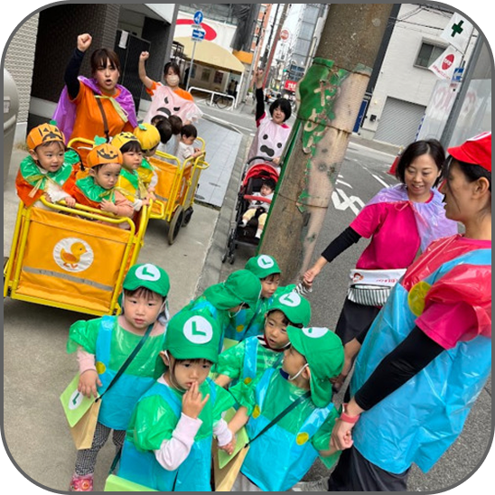 子供達が遊んでいる画像