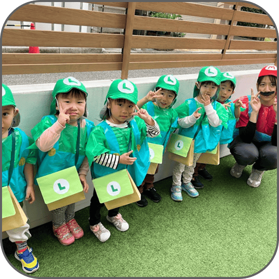 子供達が遊んでいる画像